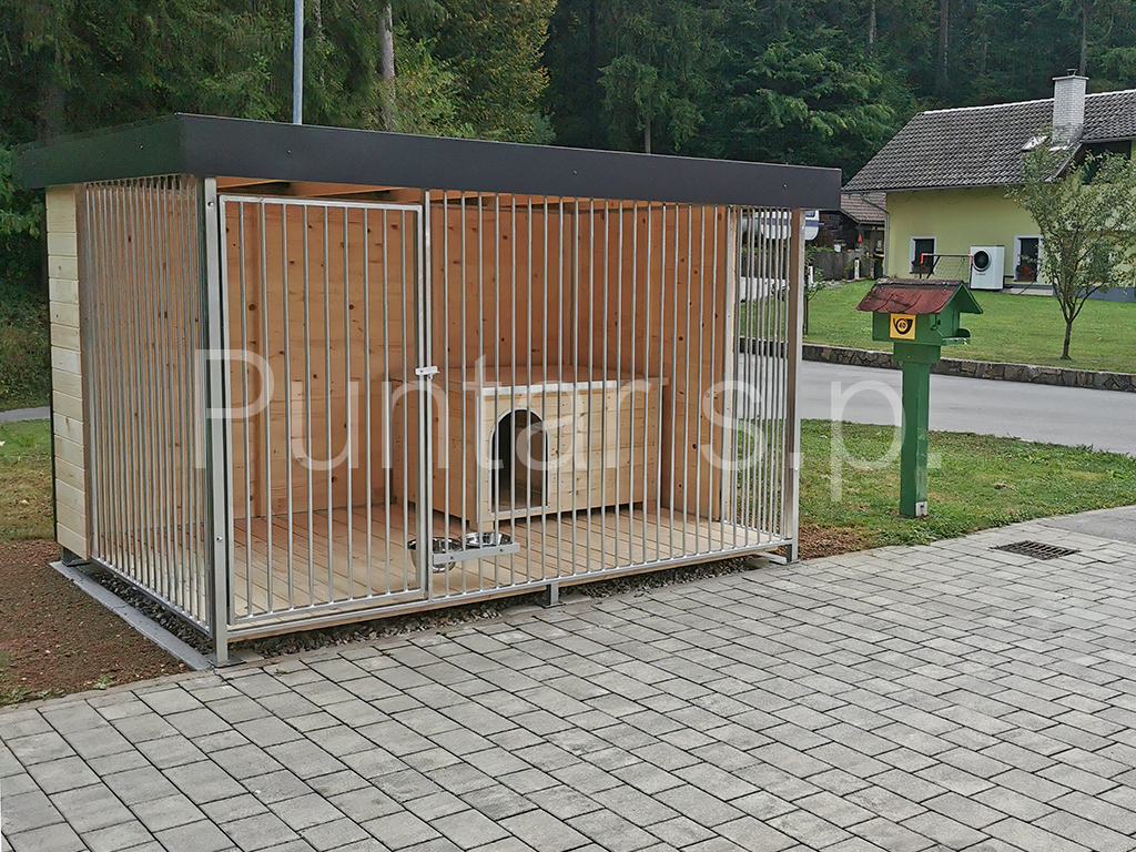 Pesjak SATURN z lesenim zavetjem in kovinskimi cevnimi stranicami na tlakovanem dvorišču